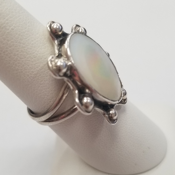 Estate Sterling Silver Mother of Pearl Ring - Picture 2 of 5